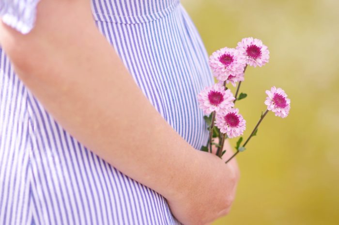 femme enceinte fleurs