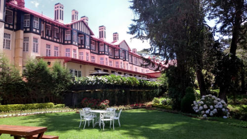 Le Grand Hotel, un des bâtiments iconiques de Nuwara Eliya. ... Et le matin !